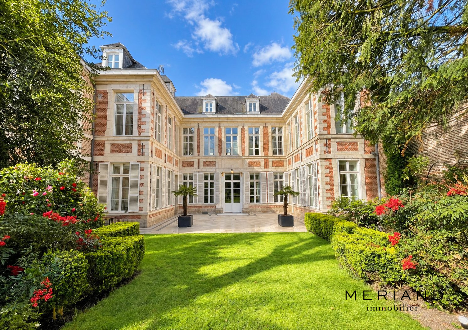 Lire la suite à propos de l’article L’élégance d’un hôtel particulier lillois — volumes d’exception, jardins confidentiels et double usage